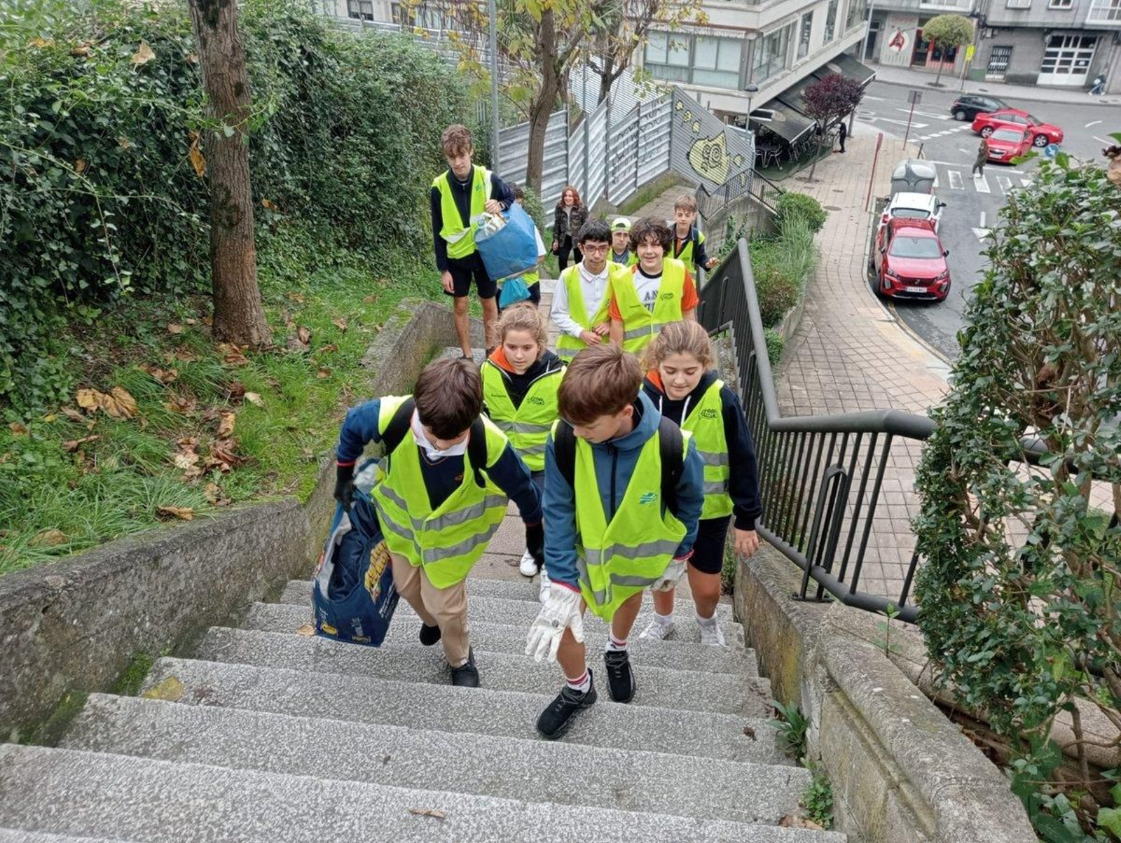 Los Ecovigilantes limpian los restos de la fiesta del magosto.