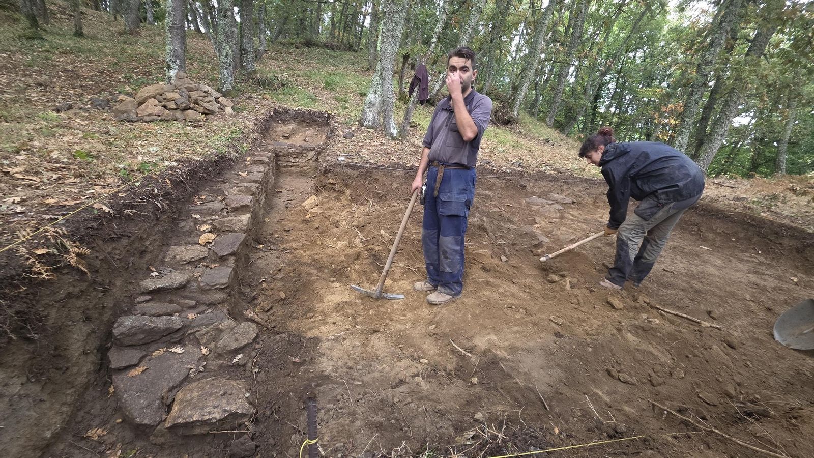 Primer muro descubierto, con una construcción que marca la transición entre castrexos y romanos