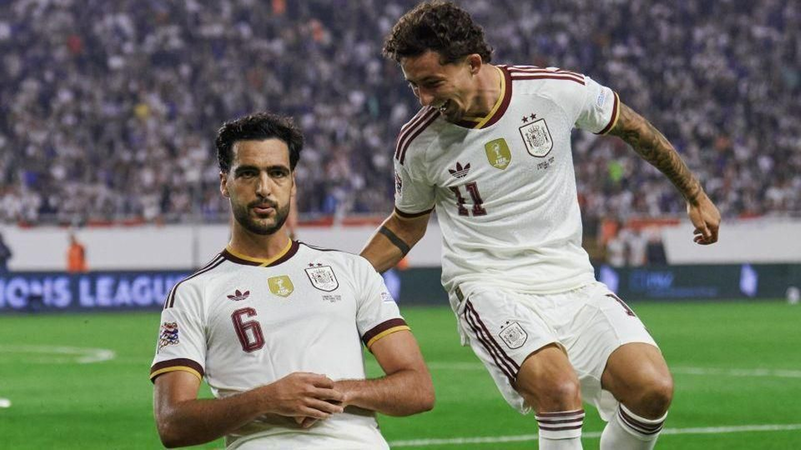 Mikel Merino celebra con Yéremy Pino uno de los dos goles que marcó ayer a la selección de Croacia.