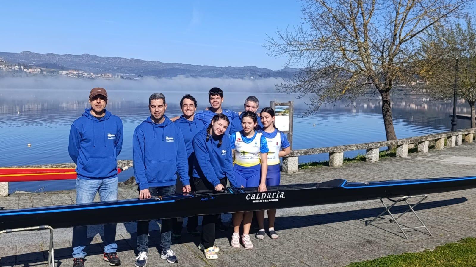 Integrantes del Club de Remo Castrelo do Miño antes de competir