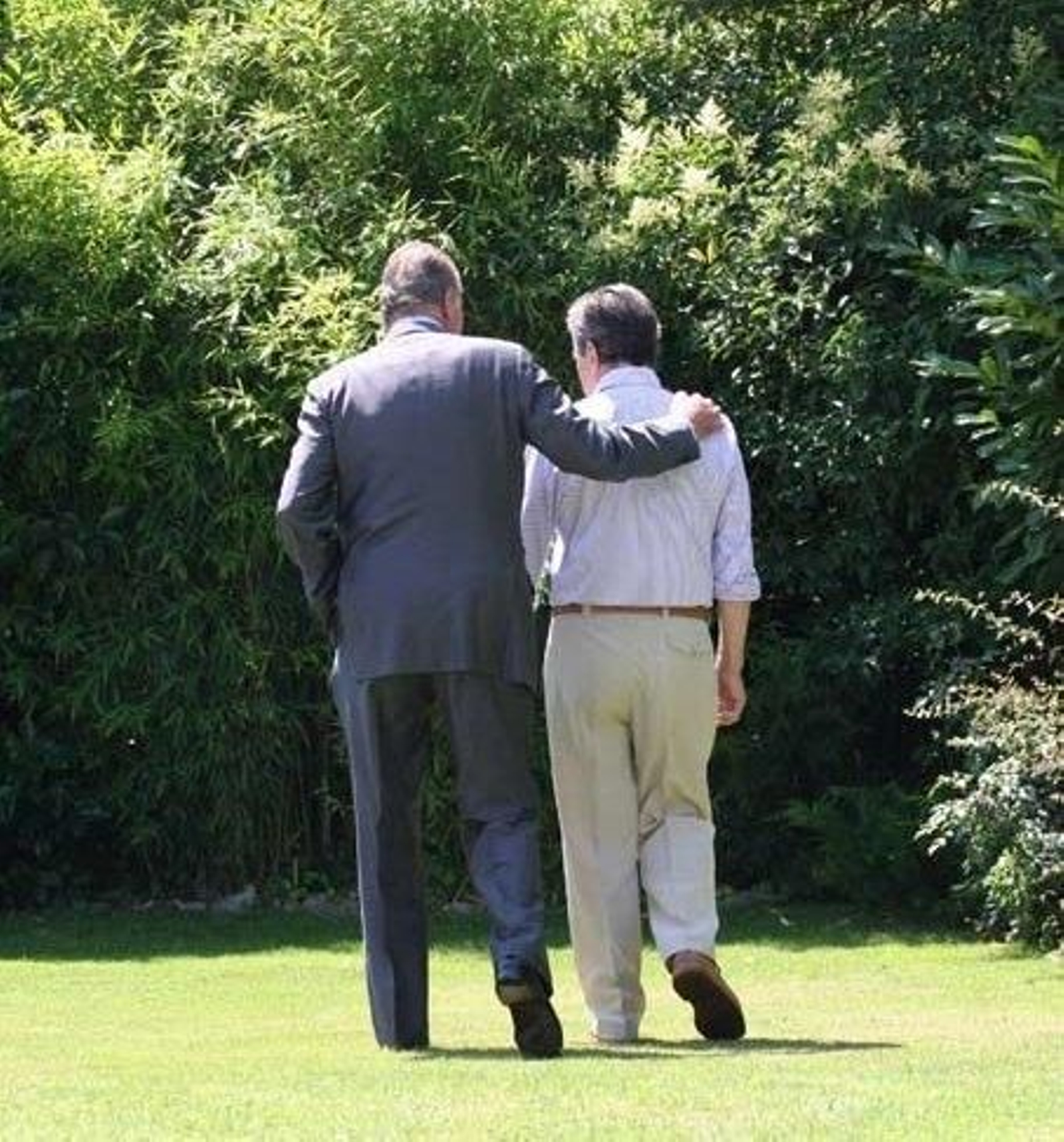 Don Juan Carlos pasea junto a Adolfo Suárez.