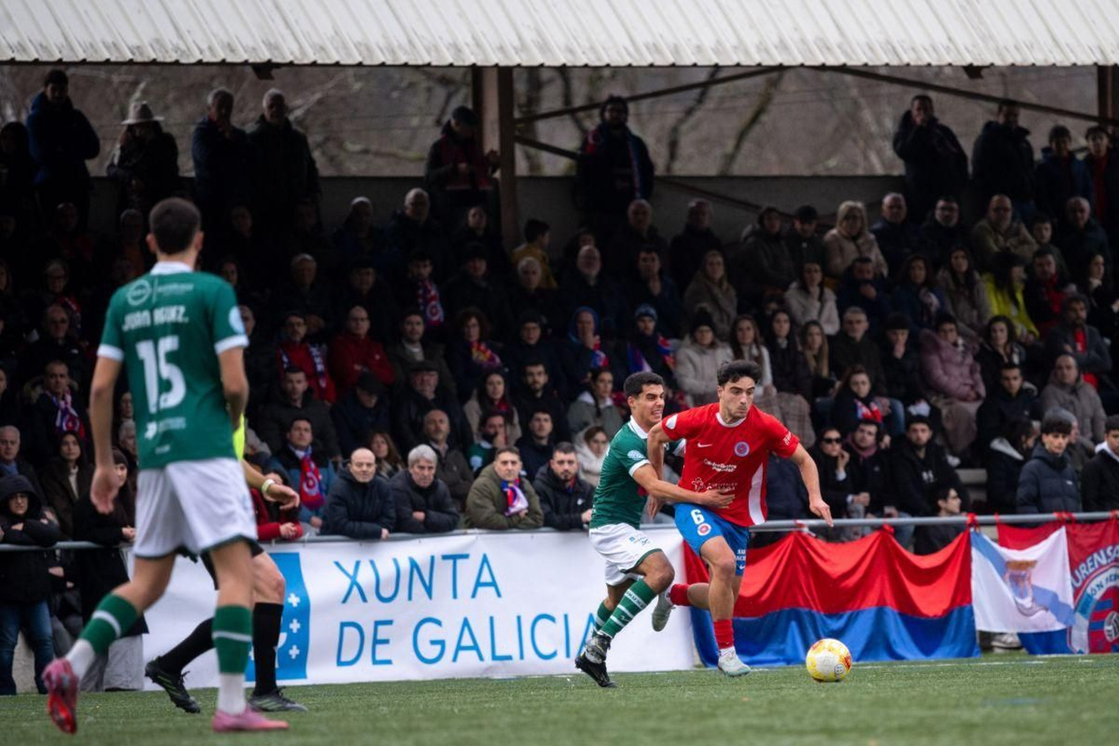 El rojillo Parrilla trata de superar a un rival durante el encuentro ante el Coruxo en Albán.
