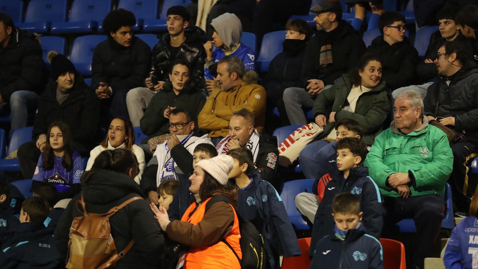 Las gradas de O Couto empiezan a tomar color, familias de aficionados llenan los asientos en una noche de Copa del Rey.