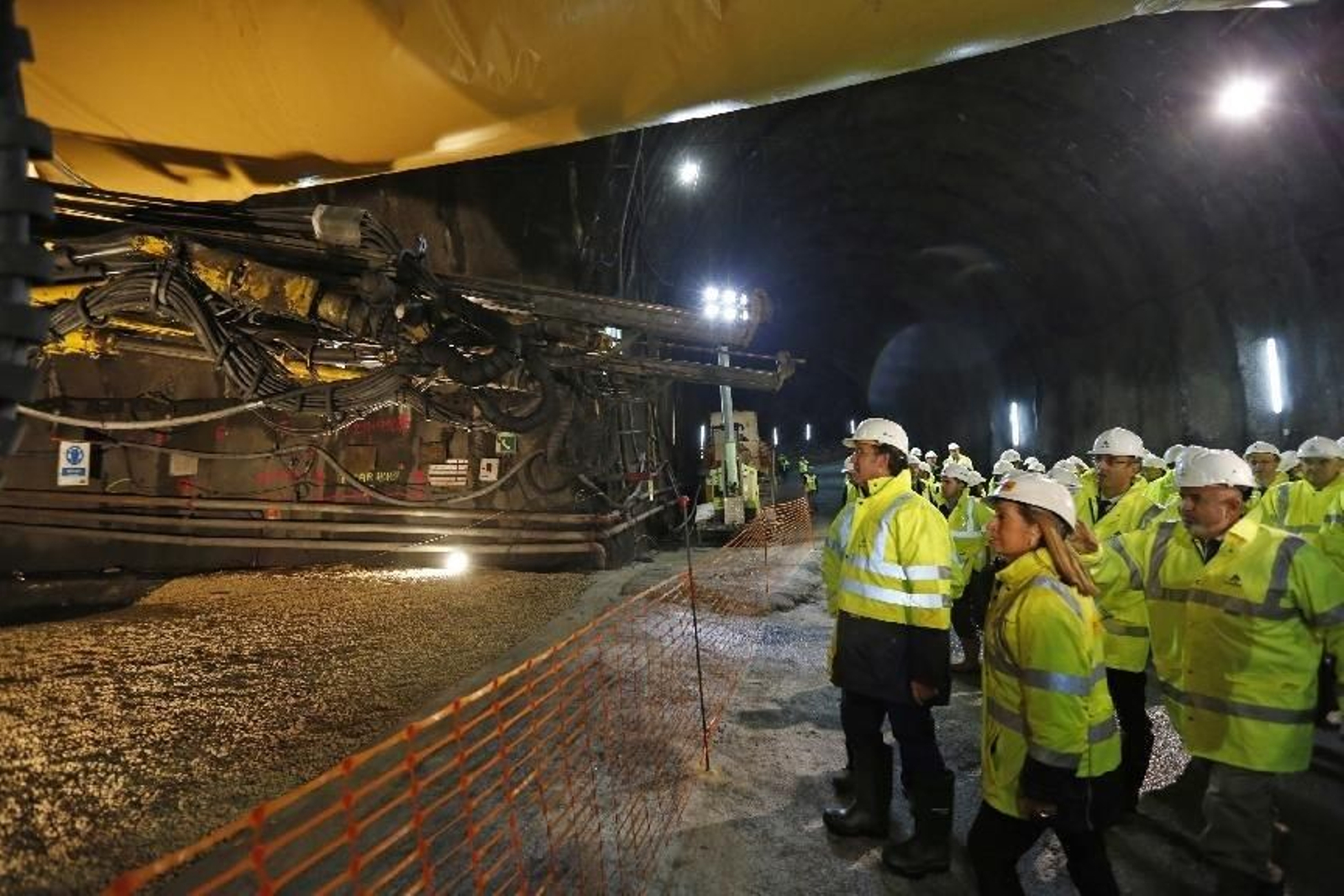 A Gudiña. 13-10-14. Provincia. Visita da Ministra Ana Pastor ós  túneles das obras do Ave na zona de Vilariño, A Gudiña e A Mezquita. Na foto a visita ó túnel de Espiño en Vilariño de Conso
Foto: Xesús Fariñas