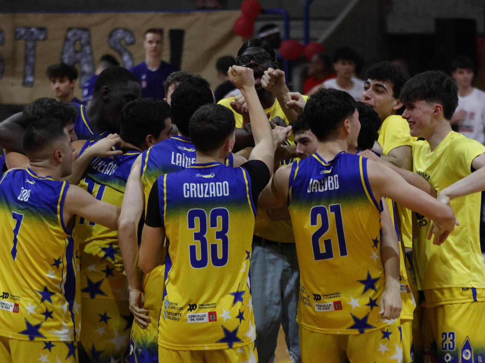 La plantilla del Novobasket celebra el ascenso de categoría.