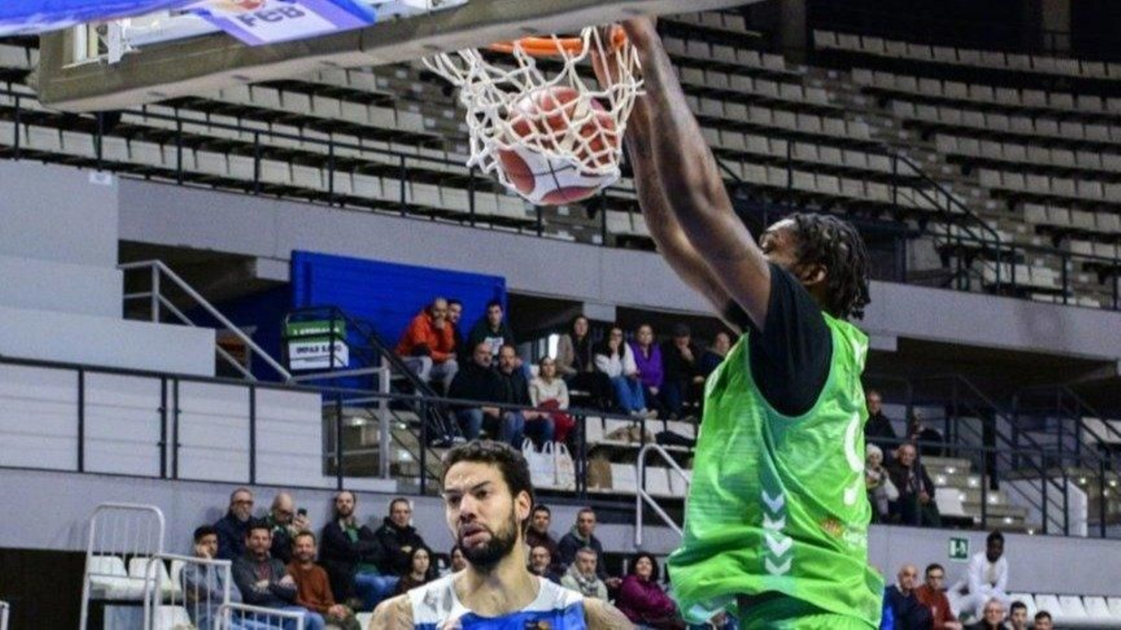 Viny Okouo machaca el aro del Fuenlabrada.