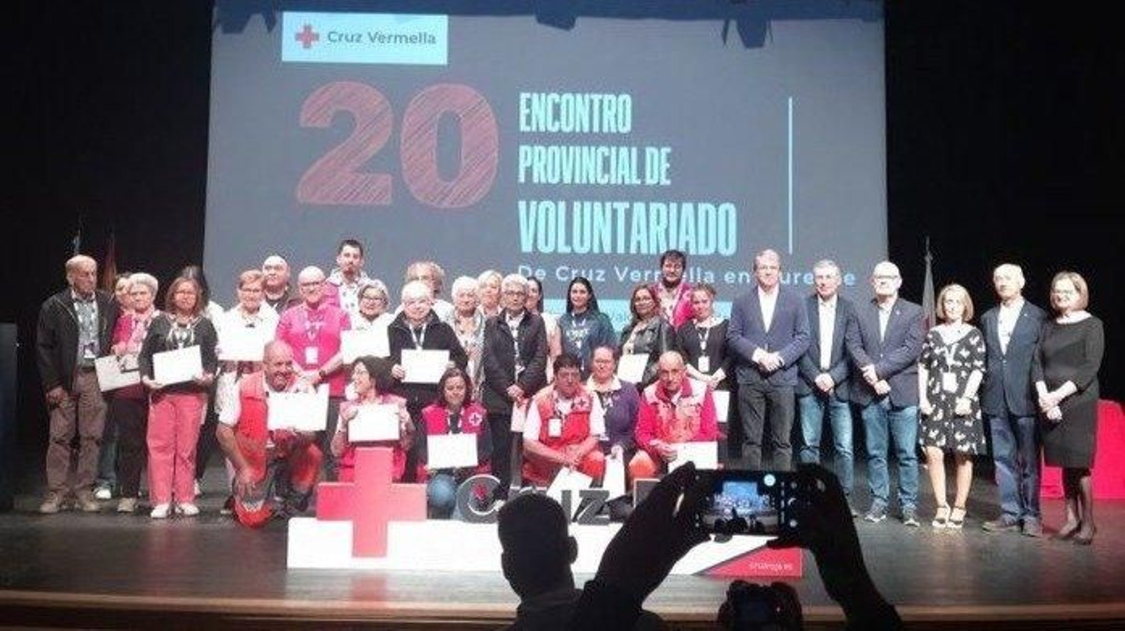 Foto de grupo de los premiados con dirigentes de Cruz Roja y autoridades.