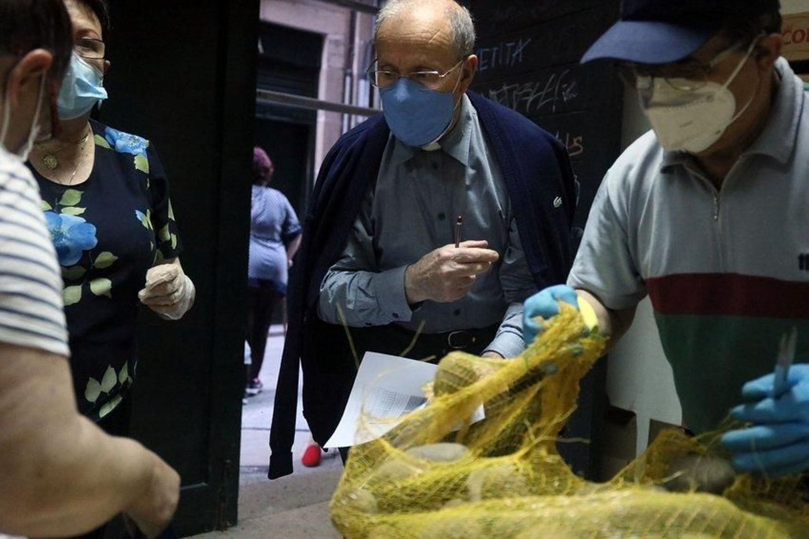 50 familias recogen alimentos en la parroquia de Santa Eufemia. Manuel Mera, párroco de Santa Eufemia.José Paz