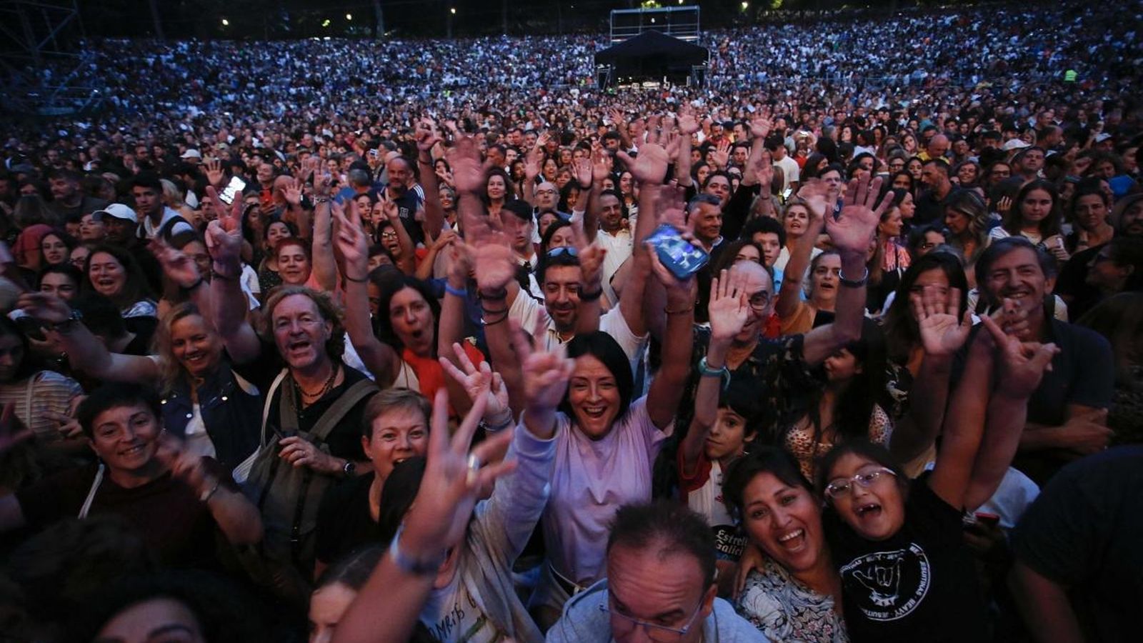 El público llenó Castrelos y disfrutó con el repertorio eterno de Hombres G.