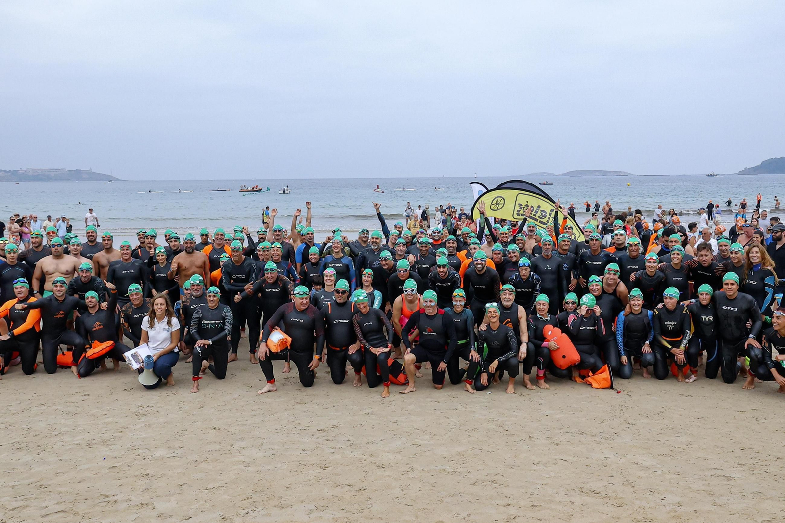 Galería | Centenares de nadadores se citan en Praia América para la Travesía a nado Costa Serena 2026