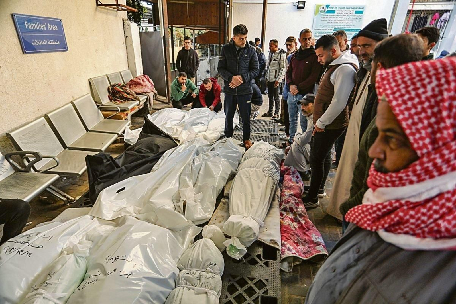 Palestinos observan los cadáveres de los muertos durante un ataque aéreo israelí.
