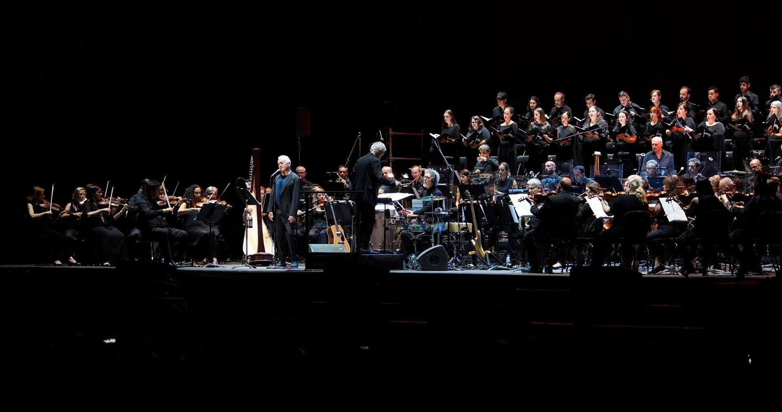 Víctor Manuel acompañado de la Real Filharmonía de Galicia.