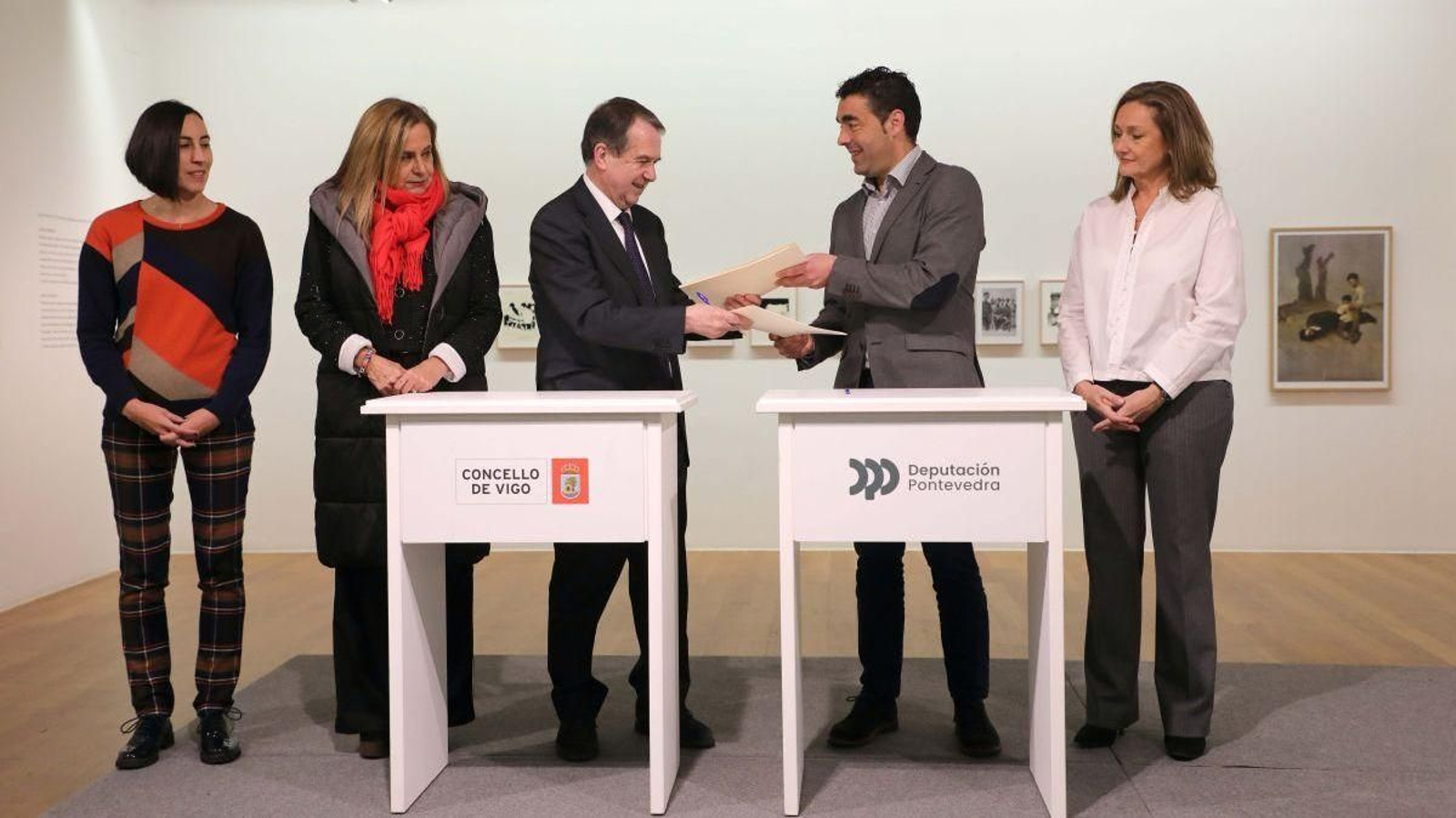 Ana Laura Iglesias, Carmela Silva, Abel Caballero, Luis López y Luisa Sánchez, ayer en el acto celebrado en el Marco.