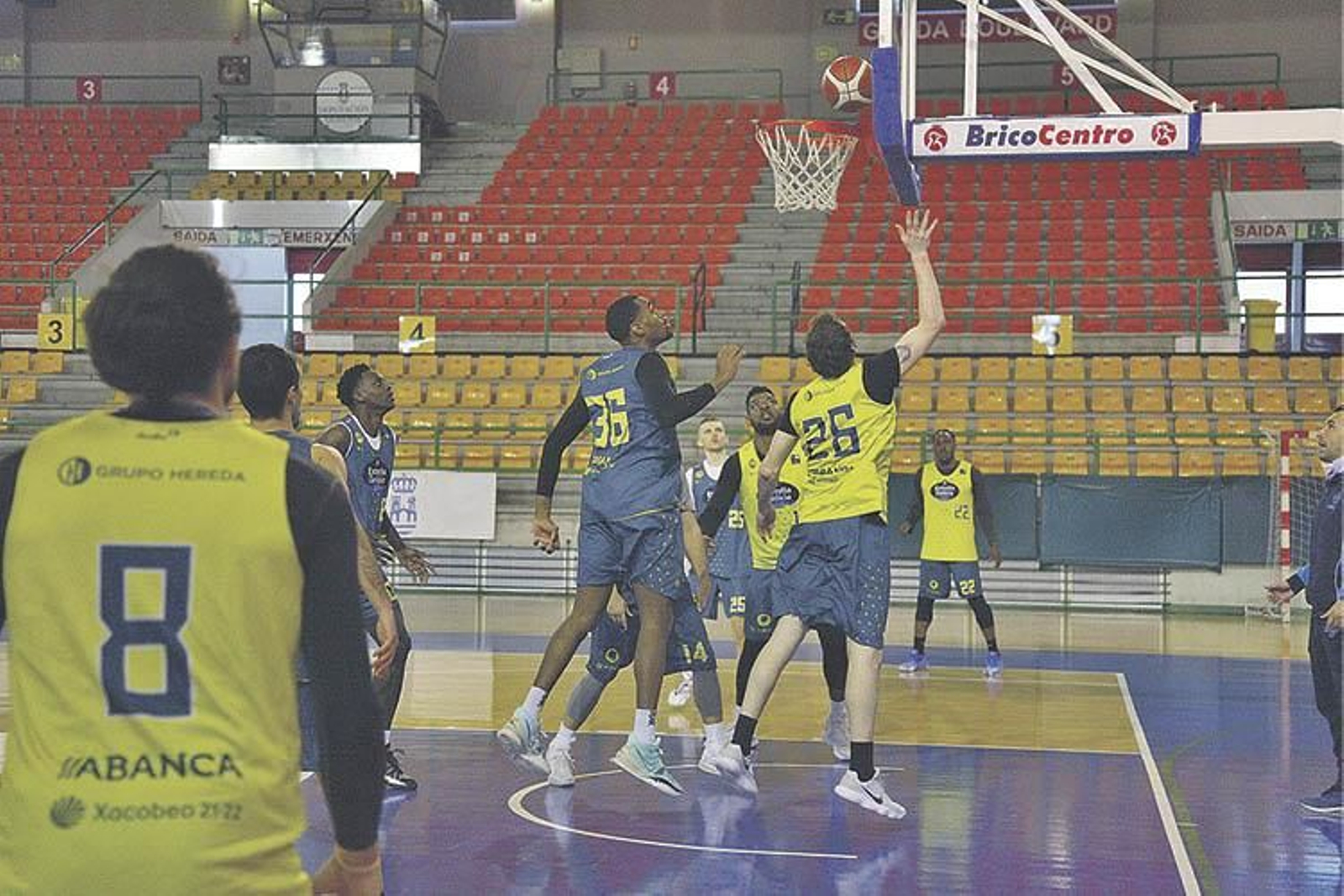 Los jugadores del COB, durante el entrenamiento realizaron en el Pazo. (MIGUEL ÁNGEL)