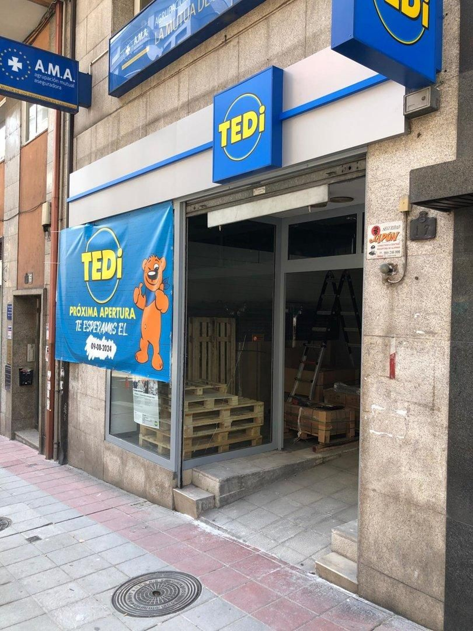 La tienda de TEDI en la calle Juan XXIII en pleno proceso de apertura