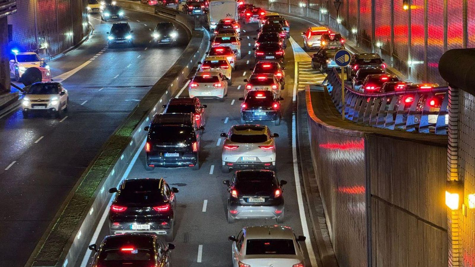 Caos en Beiramar con decenas de coches atascados.