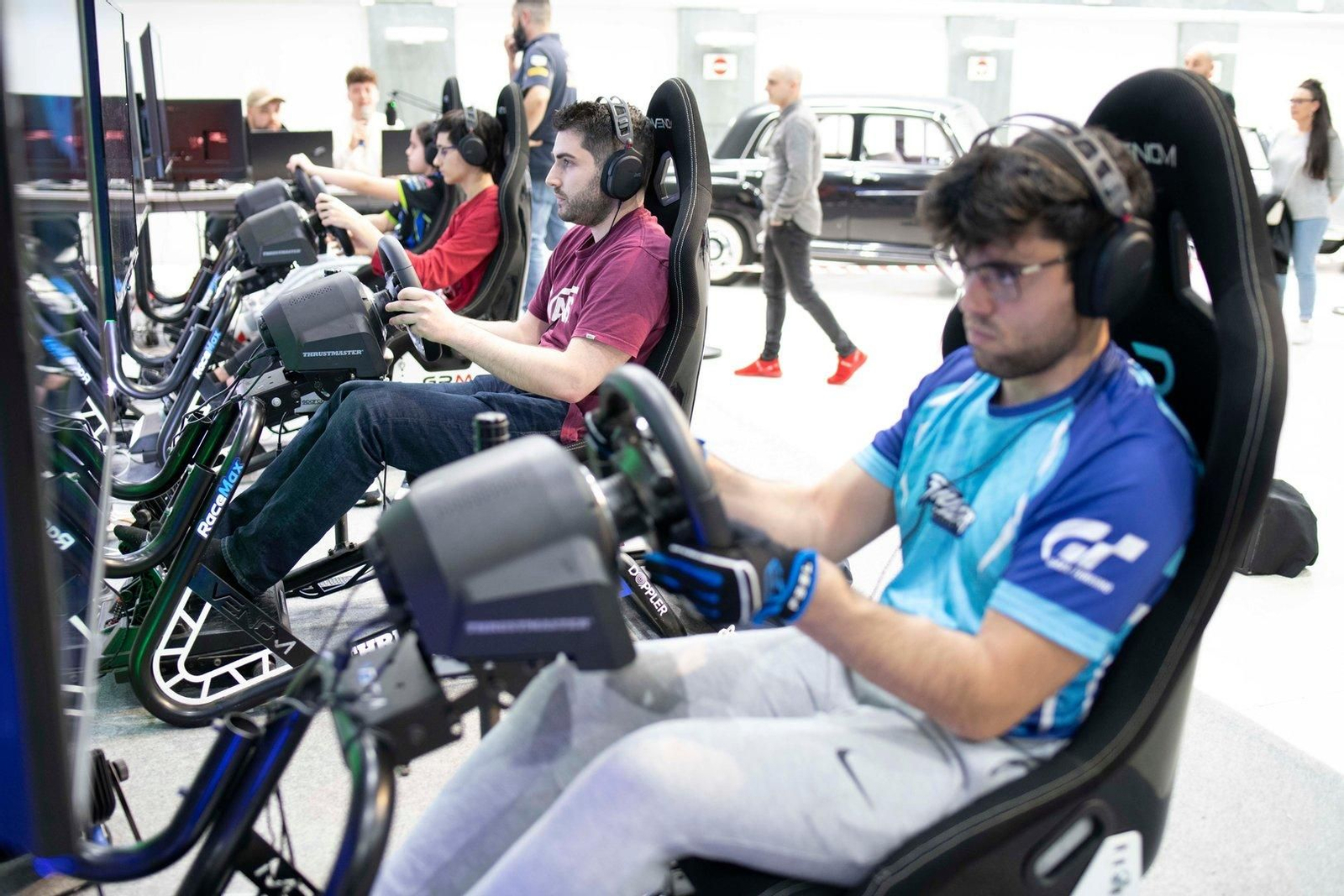 Un grupo de personas usando los simuladores.