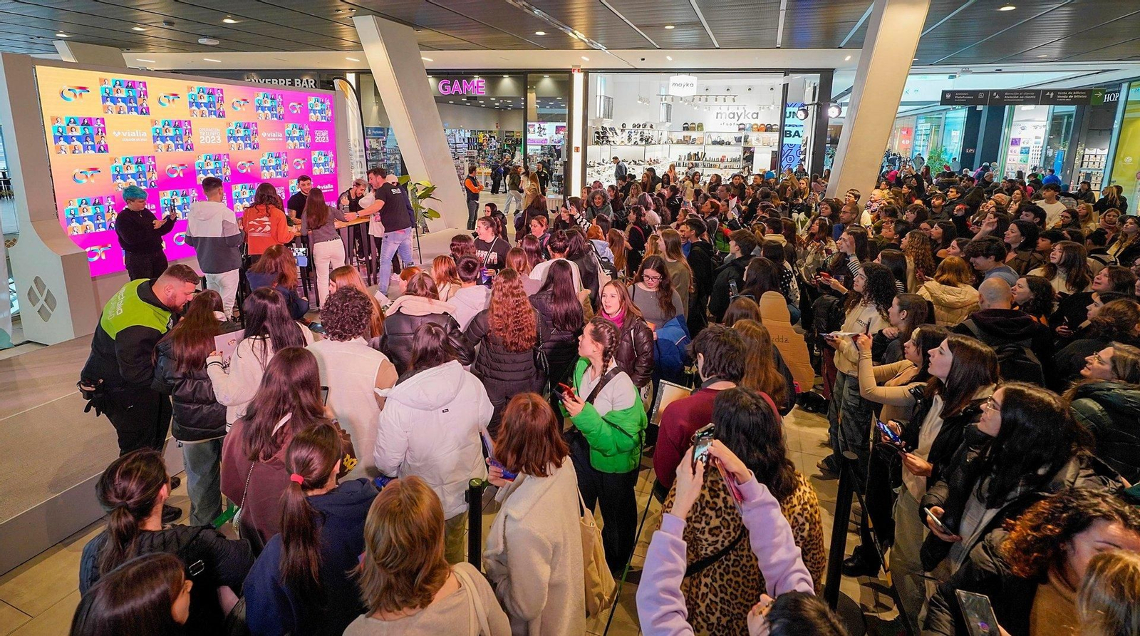 Miles de personas acudieron a la firma de OT.