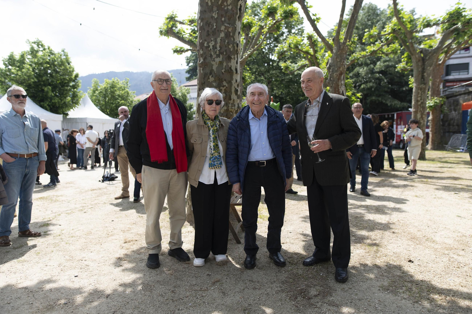 Ambiente festivo, brindis y degustaciones en el recinto de la Alameda de Ribadavia durante la celebración de la 63ª Feira do Viño do Ribeiro