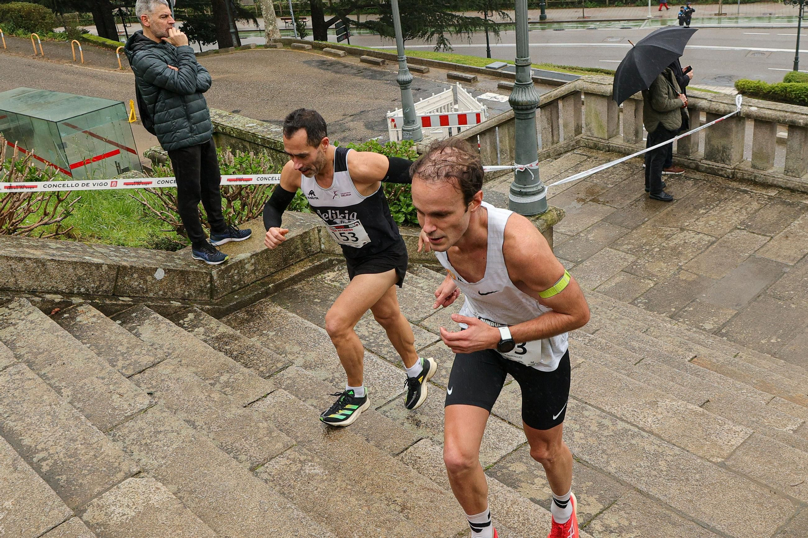 Galería | Cientos de atletas aguantan la lluvia en la Subida ao Castro