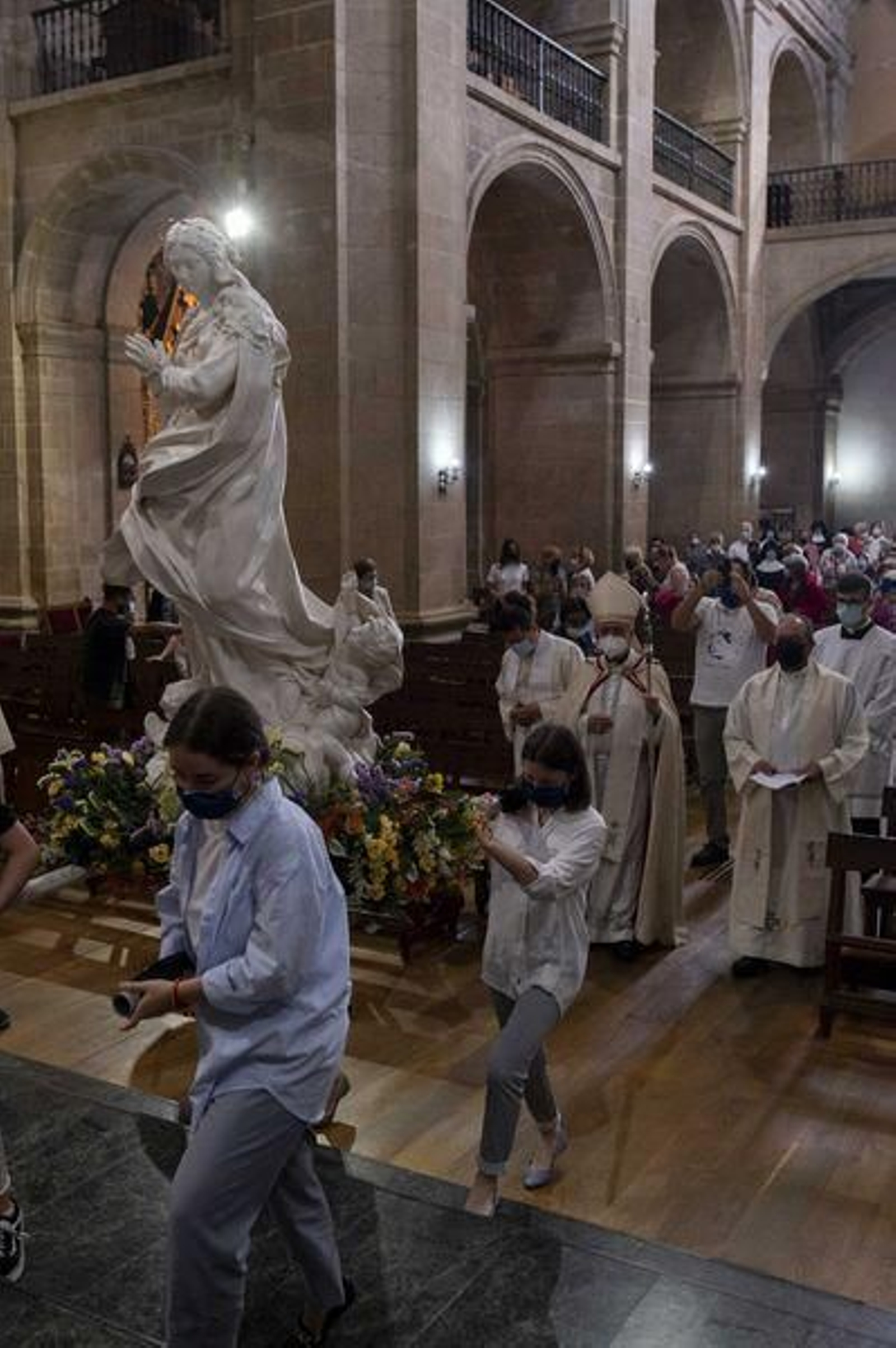 Ofrenda a la imagen de la Virgen Inmaculada en la iglesia de Santa Eufemia // FOTO: MARTIÑO PINAL