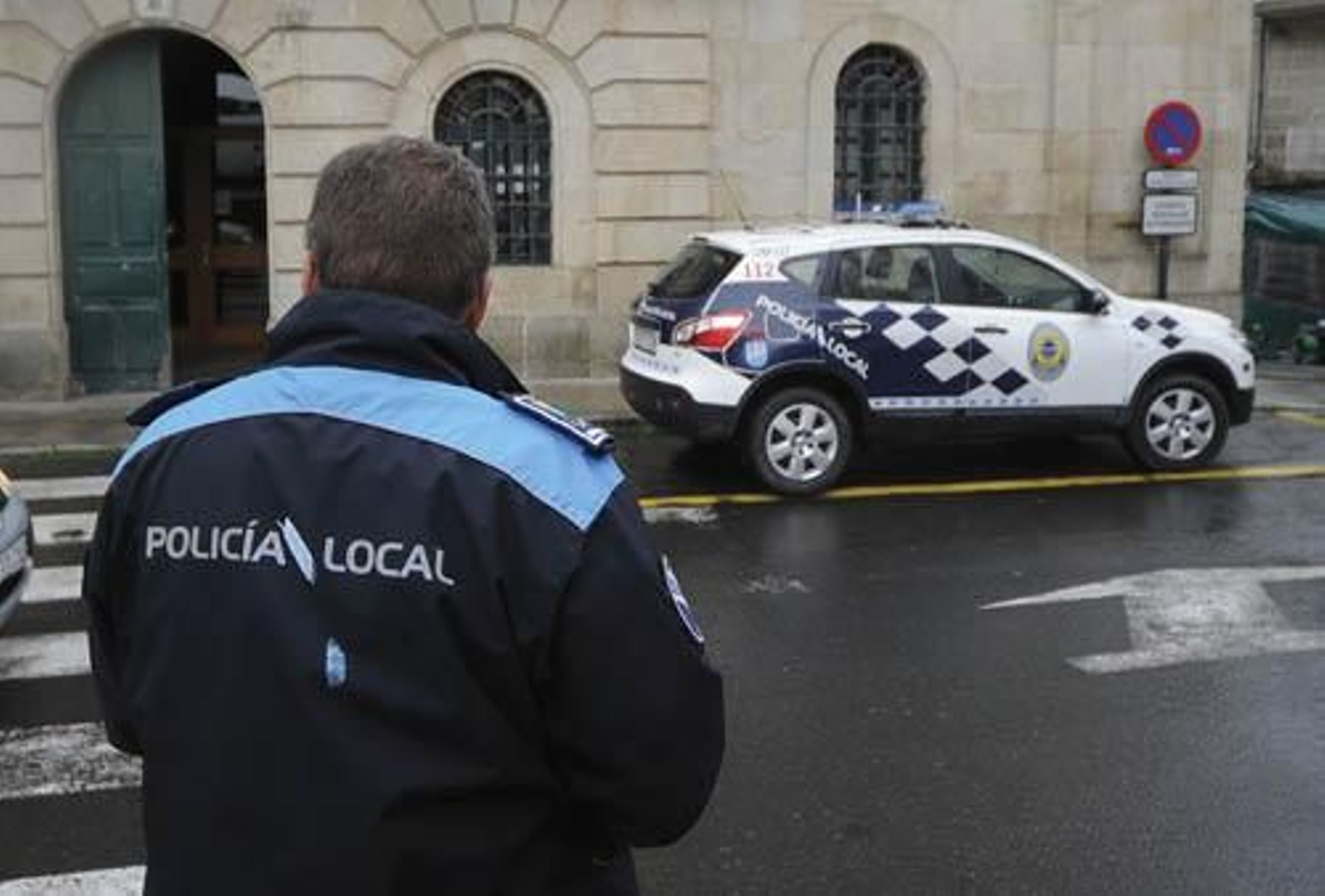 Un policía local de Carballiño patrulla por la villa (MARTIÑO PINAL).