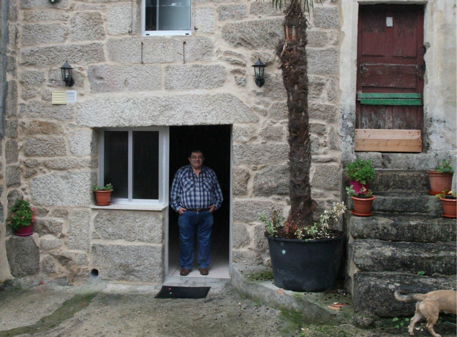 Julio Palacios Tesouro, a la entrada de una de las tres casas rehabilitadas.