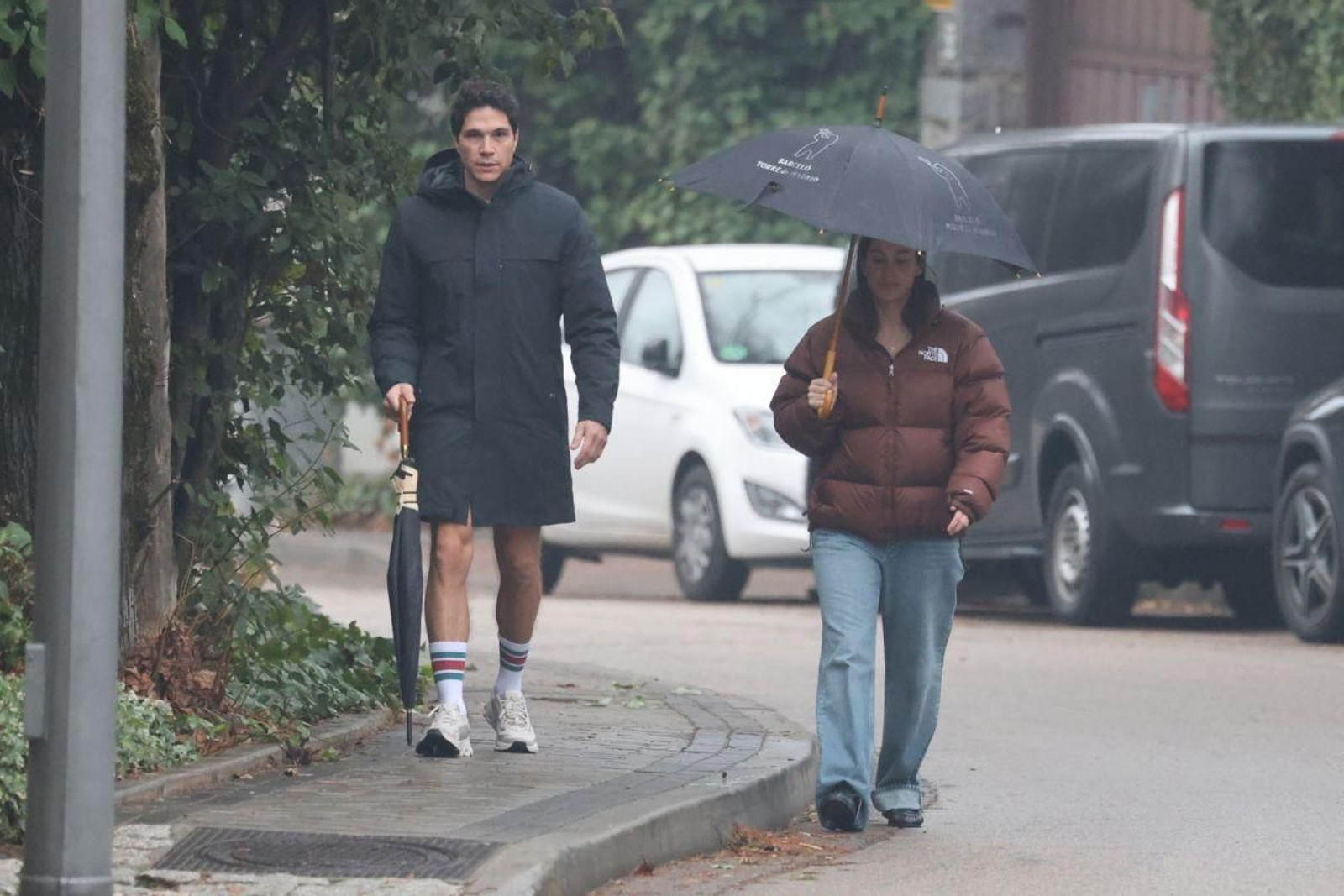 Pablo Castellano y María Pombo caminando tranquilos por la calle.