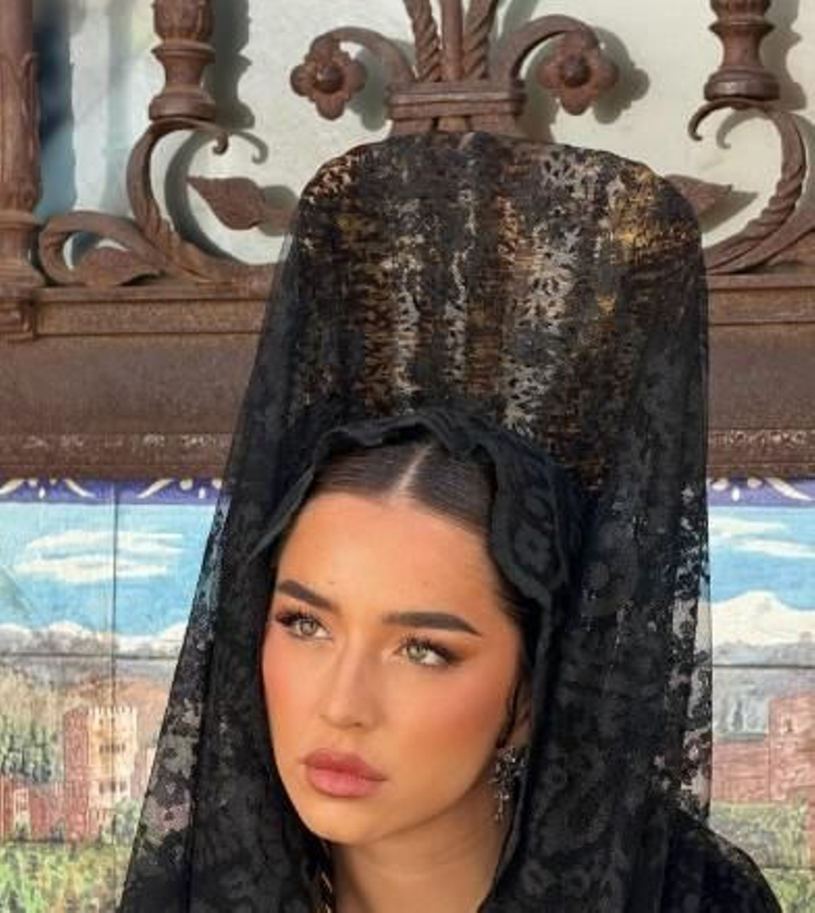 Lola Índigo con su mantilla antes de acompañar a La Estrella del Albaycin en Granada.