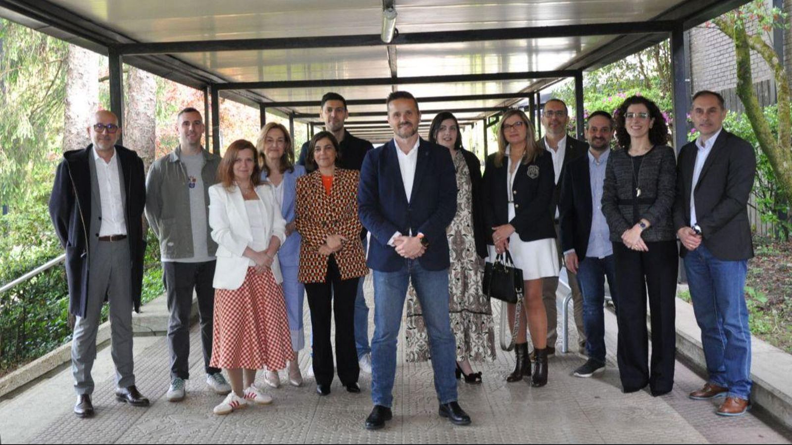Jacobo Porteiro, en el centro, con los miembros de su equipo.