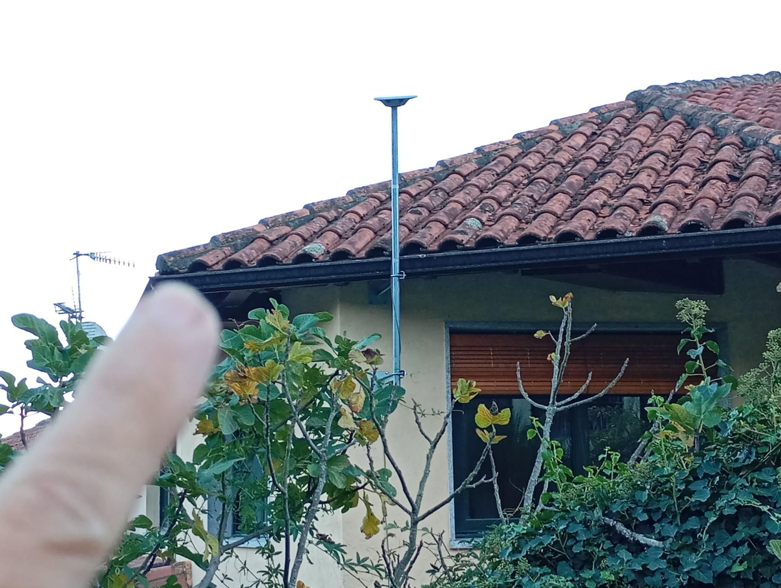 La antena de Starlink es de pequeñas dimensiones y sencilla de instalar.