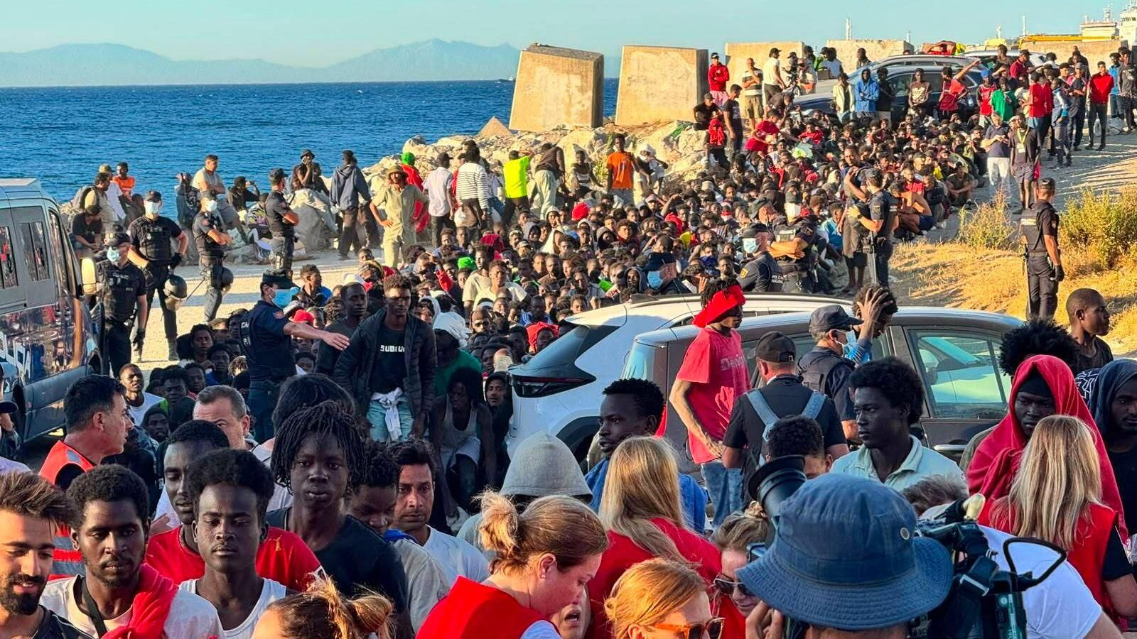 Cruz Roja y la organización Sur Sur reparten alimentos básicos, a 3 de agosto de 2026, en Ceuta (España)