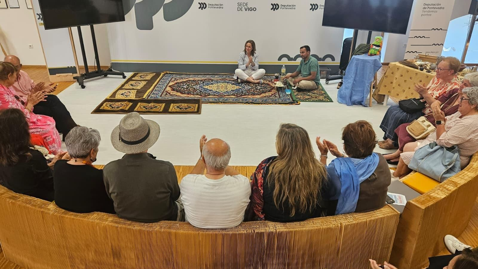 El delegado saharaui, en la ceremonia del té en la Diputación en Vigo