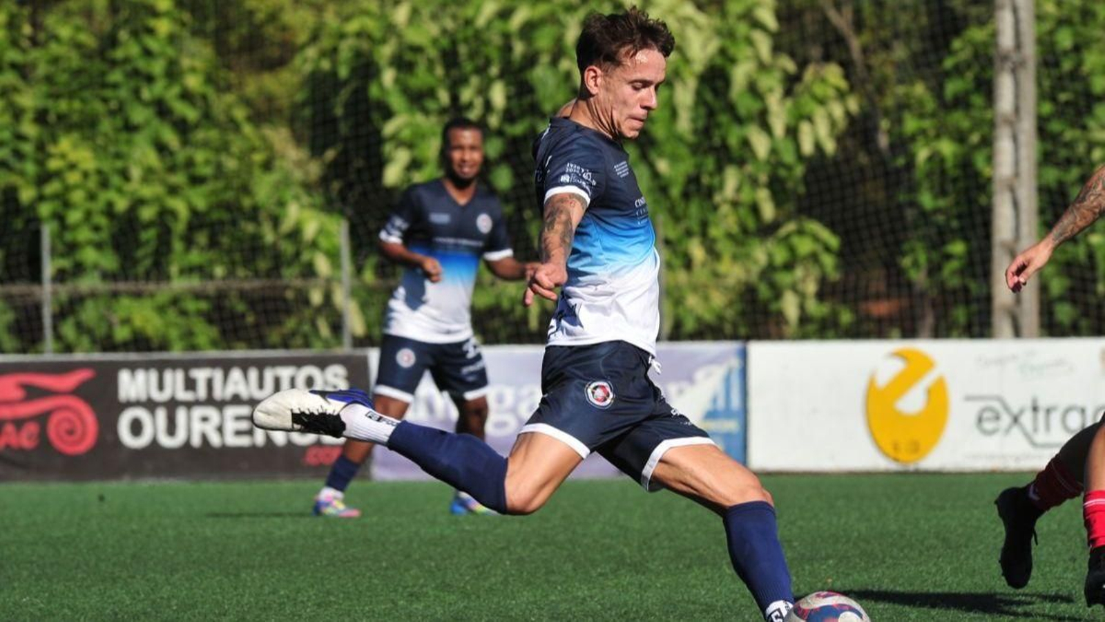 Ocampo, capitán del Cented Academy, se dispone a golpear la pelota.