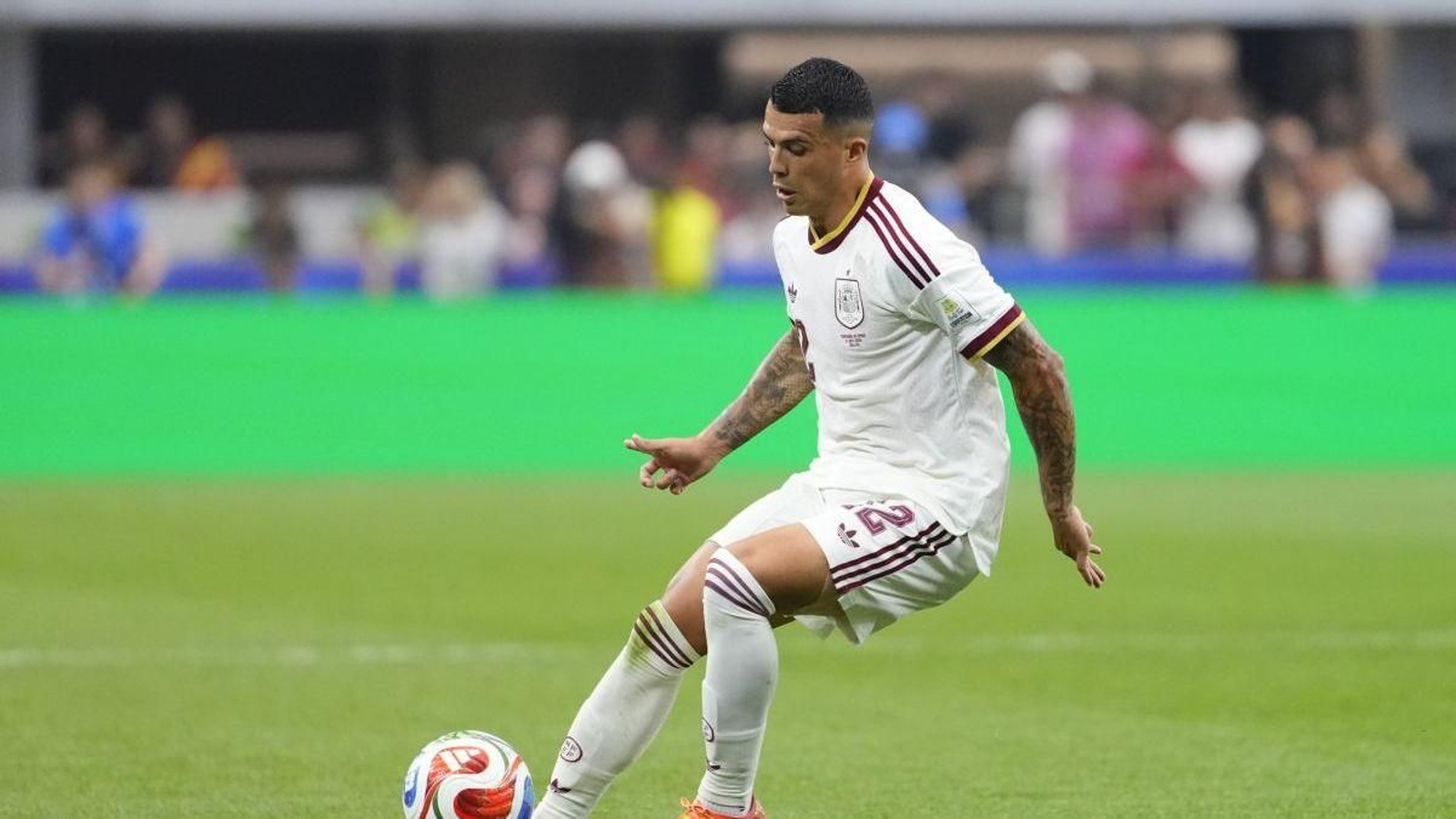 Pedro Porro controla un balón en el partido del pasado lunes contra Portugal.