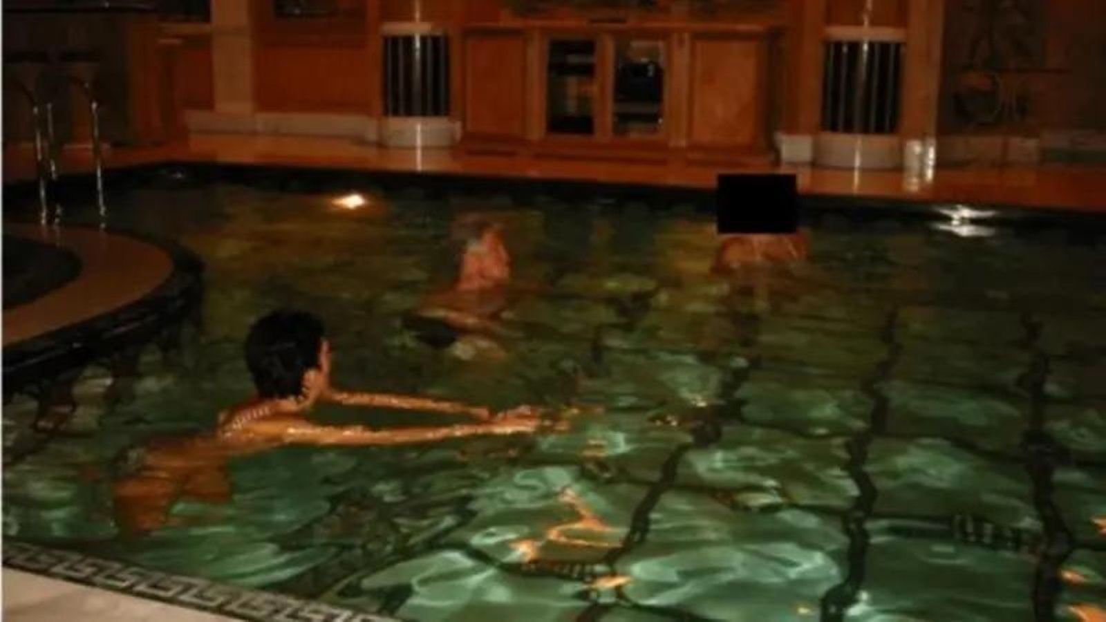 Bill Clinton en lo que parece ser un Jacuzzi con una persona al lado.
