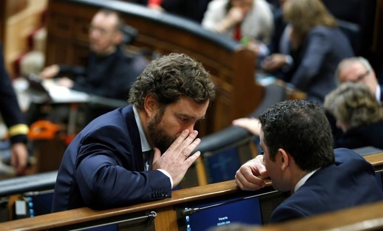 El diputado por Vox, Iván Espinosa de los Monteros (i) conversa con Teodoro García Egea (d) durante la sesión constitutiva del Congreso en la XIV legislatura. (Foto: EFE)