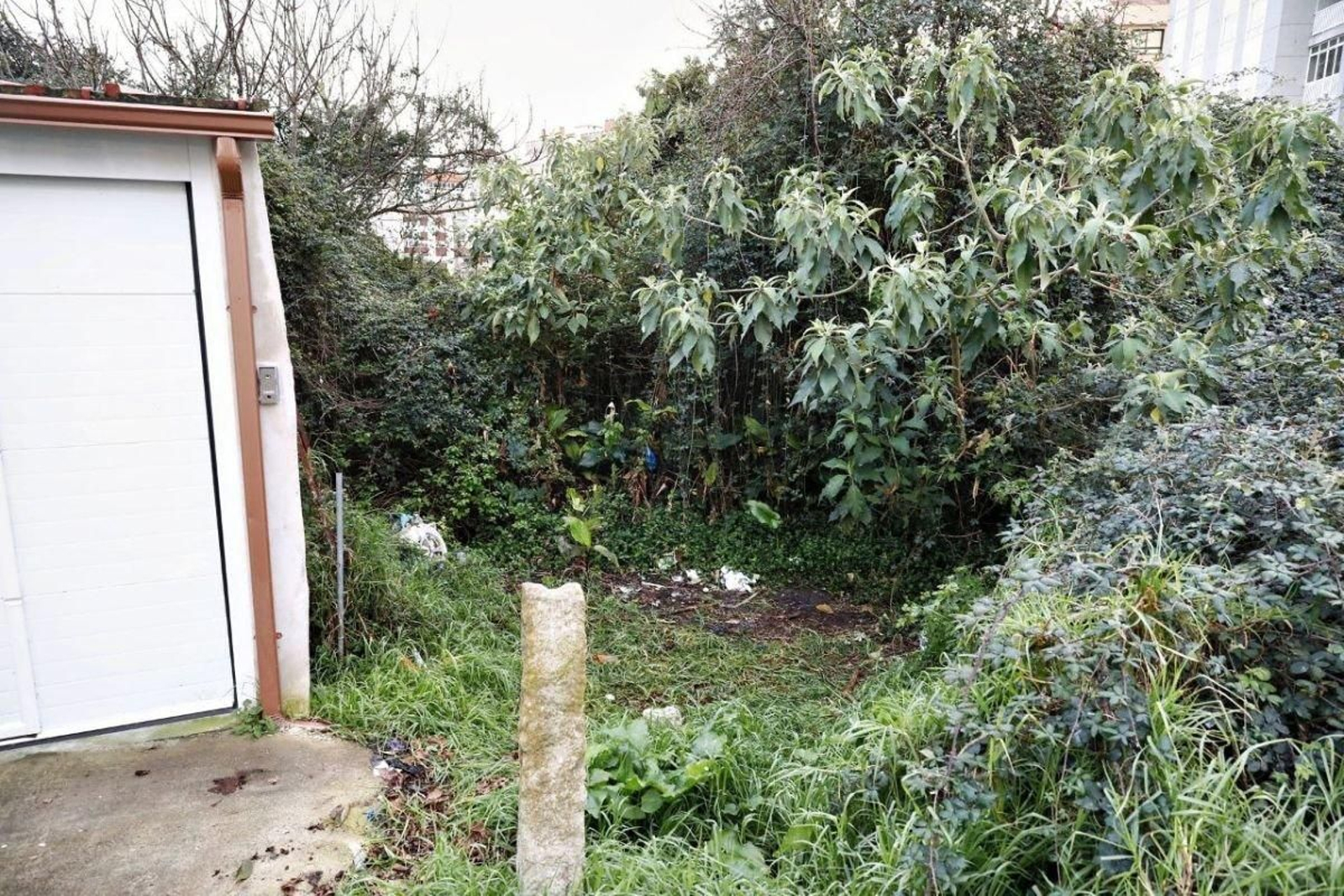 El lugar donde se encontraba la maleta, una trolley envuelta en plástico, nueva y con un carro para su transporte.