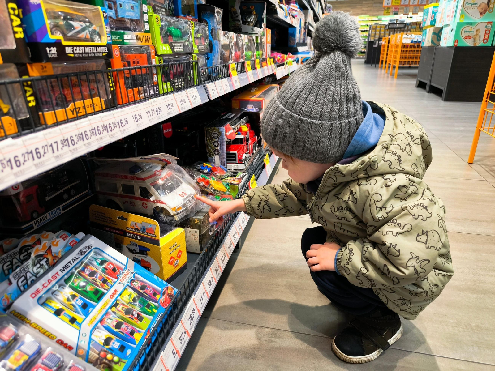 Un niño elige productos en una juguetería.