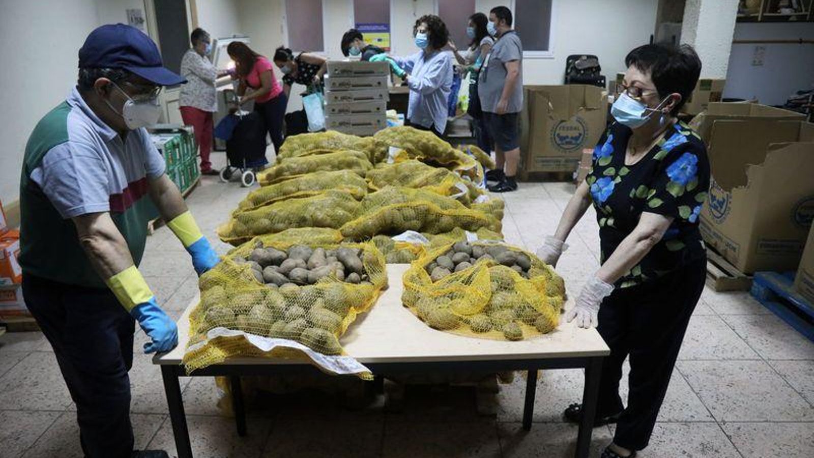 OURENSE 27/05/2020.- 50 familias recogen alimentos en la parroquia de Santa Eufemia. José Paz