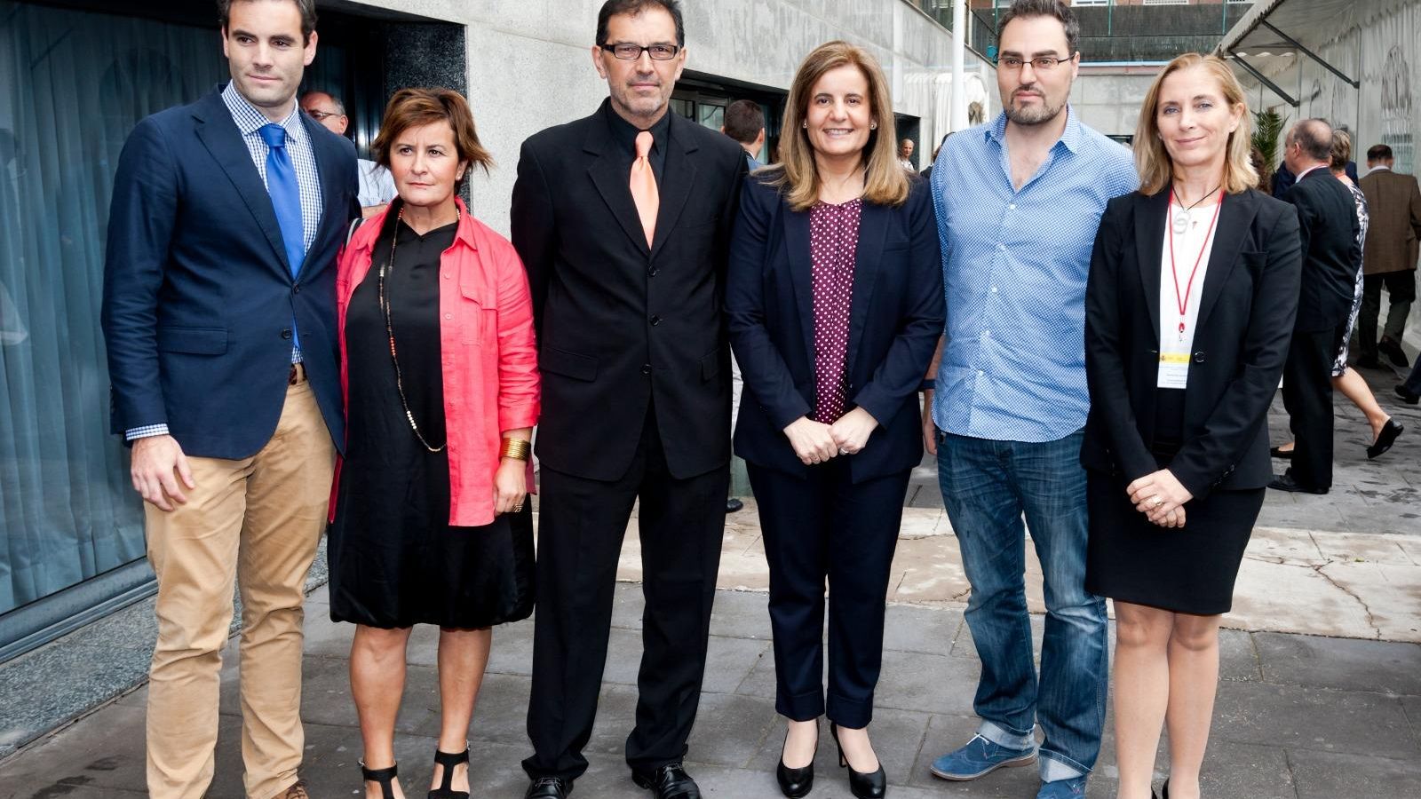 Fátima Báñez y Marina del Corral, junto a los periodistas de La Región Internacional, Elías Domingo (primero por la izquierda), Almudena Iglesias, Marcelo Carbone y Santiago Bande