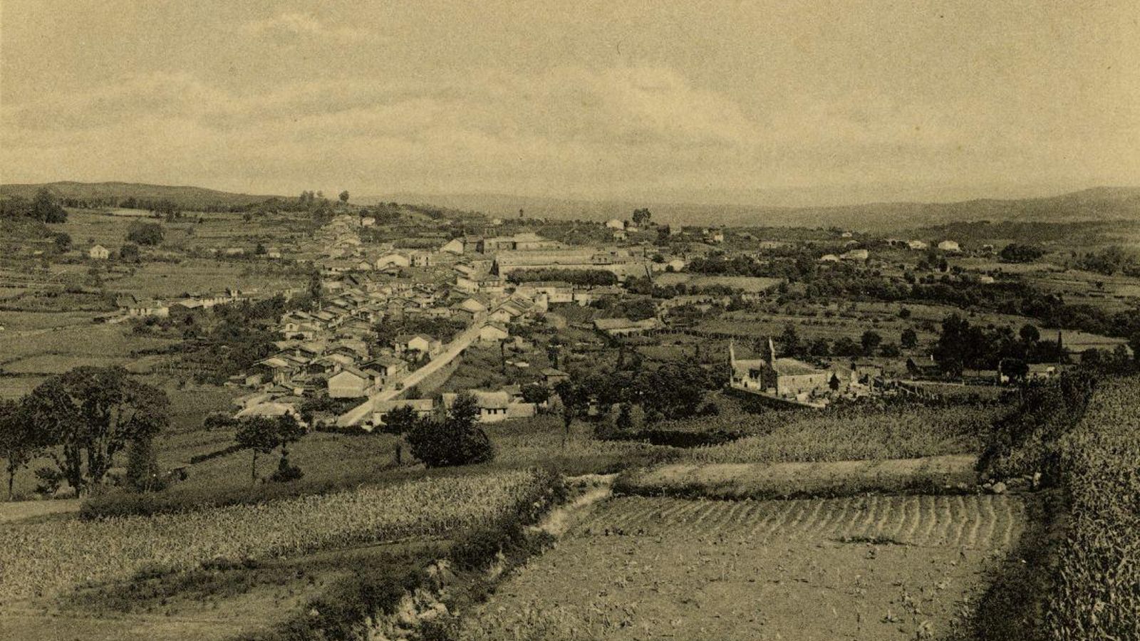 A capela da Encarnación é a segunda igrexa á dereita da panorámica (1920).