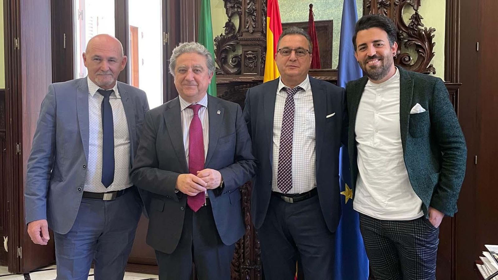 El presidente de la Coordinadora, Antonio Espinosa Segovia, Severino Abeledo Crespo, (vicepresidente), y José Ramón Álvarez Orzáez, (director de Proyectos), con el secretario general de Acción Exterior de la Junta de Andalucía, Enrique Milló Rocher