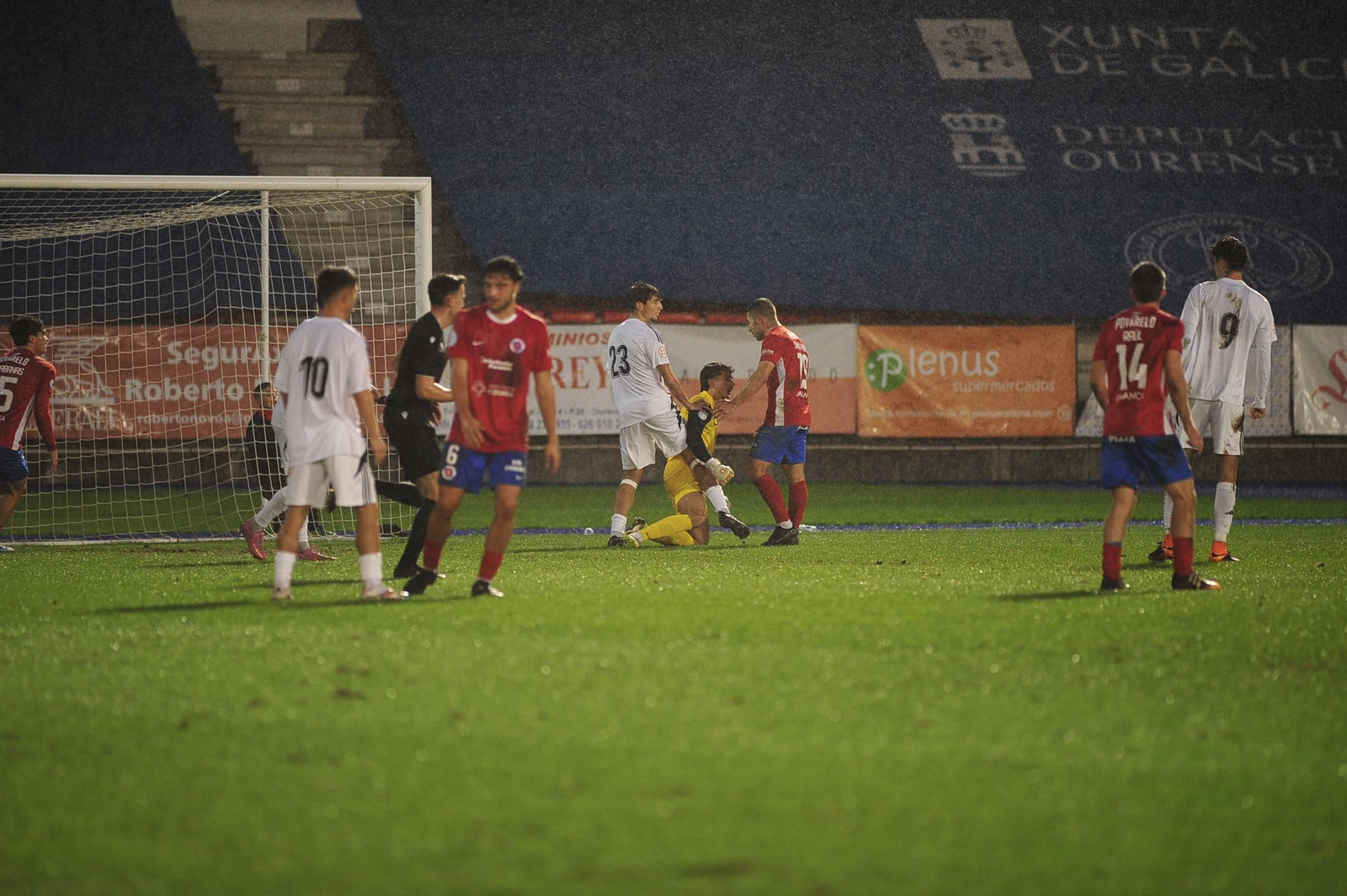 Galería | La UD Ourense gana y disfruta bajo la lluvia en O Couto