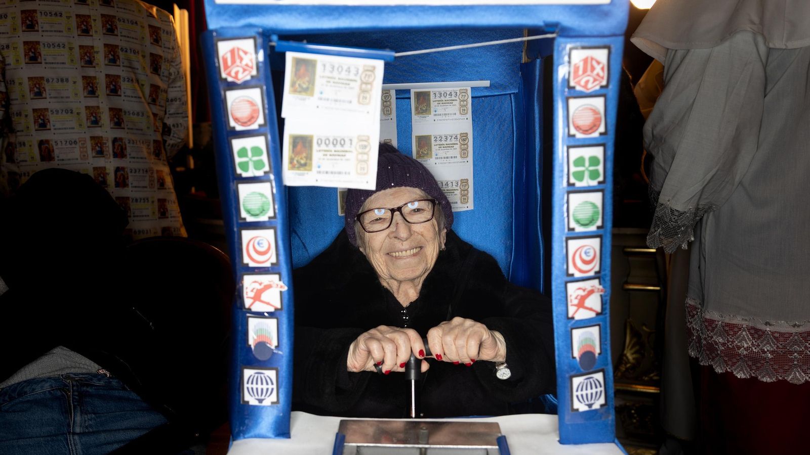Una mujer disfrazada durante la celebración del Sorteo Extraordinario de la Lotería de Navidad 2025
