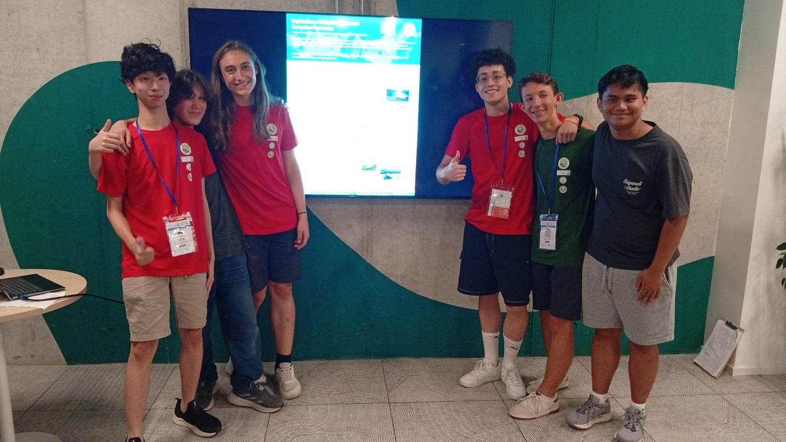 Gabi posa en la Olimpiada con los integrantes de uno de sus equipos.