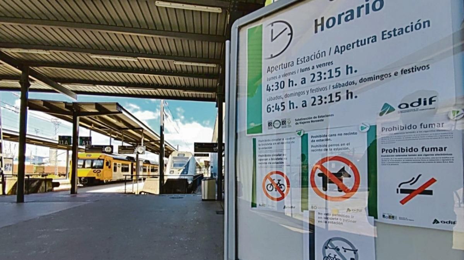 Estación de tren de Guixar y algunas prohibiciones en el tablón de anuncios.