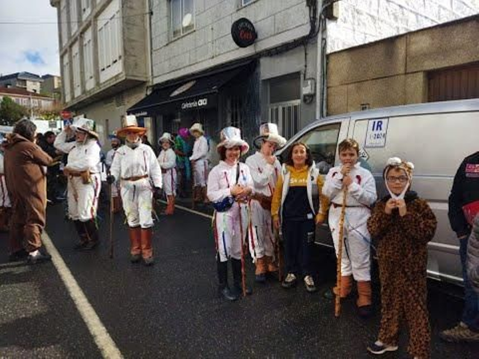 Los troteiros marcan el ritmo en Bande en un Martes de Entroido