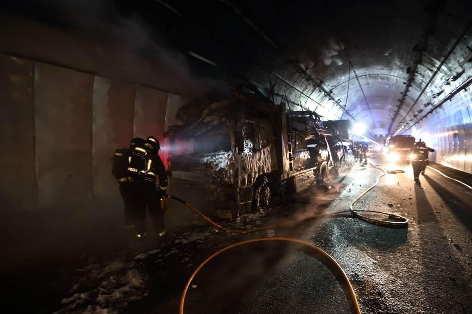 Así ha quedado el camión portacoches incendiado en A Cañiza 13