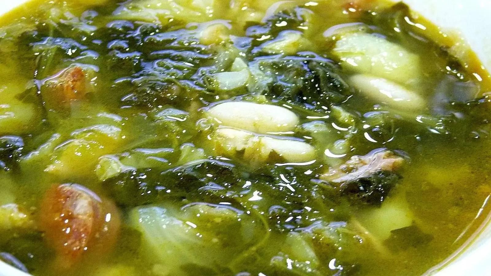 El ingrediente más distintivo del caldo es el unto, que es la grasa blanca curada recubre los intestinos del cerdo.